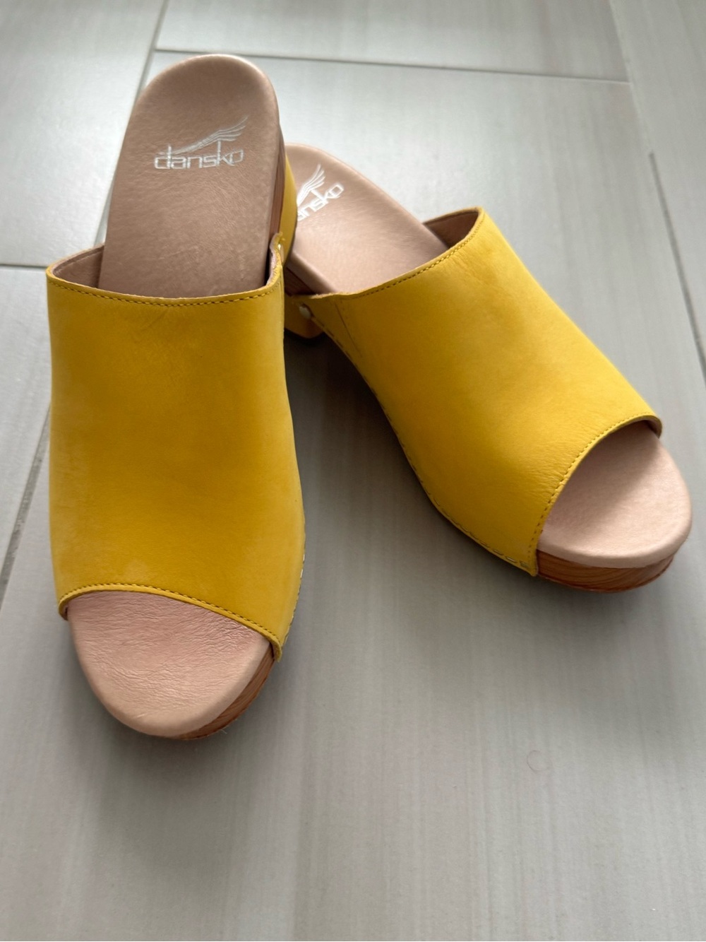 Dansko Maci Slide Sandal Suede Slide Sandal size US 9 yellow comfortable